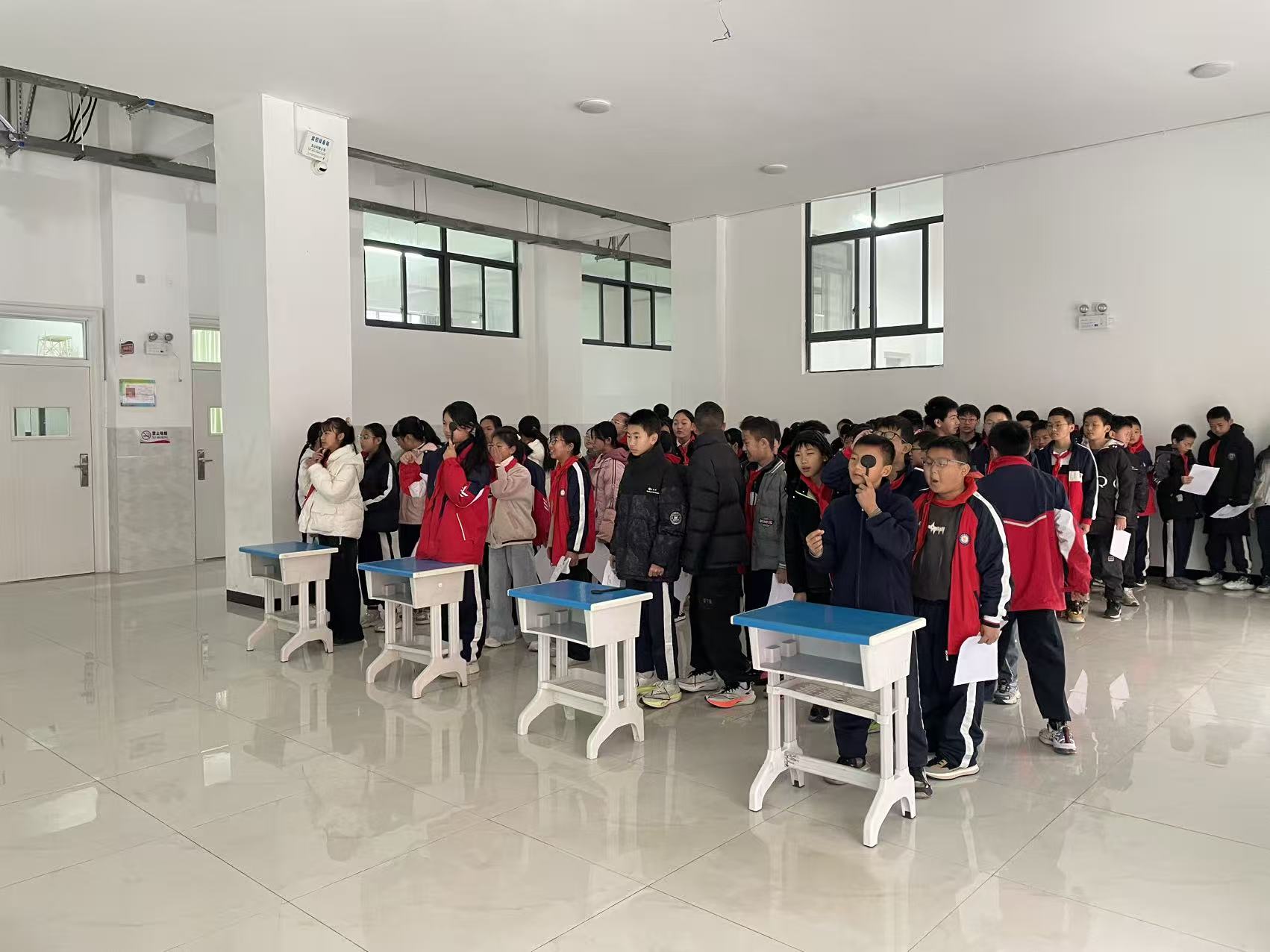 学生排队有序筛查